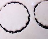 A picture of step 5 of Paratha sandwhich macaroons.