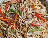 Foto del paso 4 de la receta: Fideos Salteados con Pechuga y Vegetales
