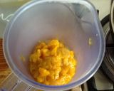 Foto del passaggio 1 della ricetta Vellutata di zucca con fiori di zucca e zenzero