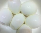 Hình bước làm 2 của món Trứng lòng đào ngâm tương