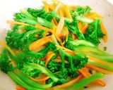 Hình bước làm 4 của món Thịt bò xào bông cải xanh và cà rốt