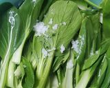 Hình bước làm 2 của món Cải thìa mix thịt gà