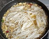 Foto langkah ke 3 dari resep Tumis Jamur Enoki.