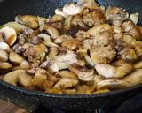 Foto langkah ke 6 dari resep Ayam Jamur Tumis Mentega.