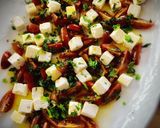 Foto del paso 2 de la receta: Ensalada de cherries con albahaca y queso feta