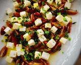 Foto del paso 2 de la receta: Ensalada de cherries con albahaca y queso feta