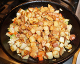 Foto del paso 4 de la receta: Papas salteadas con romero y pimientos