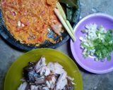 Foto langkah ke 1 dari resep Ikan asar tumis pedis.