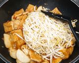 A picture of step 9 of Sambal bean sprouts with fish cake and fried tofu puff.