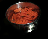 Foto del paso 2 de la receta: Zanahorias baby glaseadas con miel y tomillo