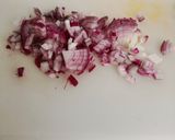Foto del paso 3 de la receta: Salmón a la plancha con papas asadas y salsa de langostinos