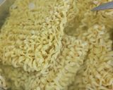 Foto langkah ke 4 dari resep Mie goreng sayuran dadar gulung.