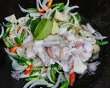 Foto langkah ke 3 dari resep Tumis Cumi Pedas.