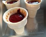 A picture of step 5 of Ice cream cone red velvet cake.