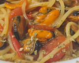 Foto del paso 5 de la receta: Espaguetis con mejillones y tomates cherry