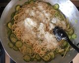 Foto del passaggio 7 della ricetta Linguine con zucchine mantecate con caciocavallo ragusano 🌷