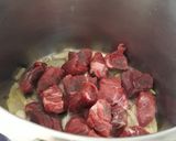 Foto del paso 2 de la receta Guiso de ternera con patatas, zanahoria y guisantes rápido