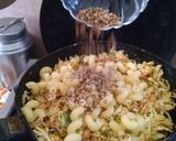 A picture of step 4 of Chicken veg macroni roll.