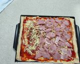 Foto del paso 12 de la receta: Pizza prosciutto con bordes rellenos de cheddar (masa en Thermomix)