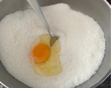 Foto del paso 4 de la receta: Torta con base de coco, bizcochuelos y praliné de nueces