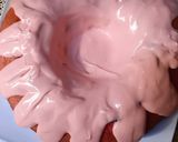 Foto del paso 4 de la receta: Bizcochuelo Volcán Rosa con Cobertura Danonino /Bolo de Morango Vulcão com creme de Danoninho