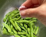 Foto del passaggio 2 della ricetta Come cucinare soia edamame in baccello surgelata