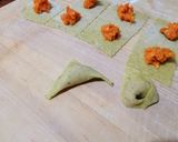 Foto del passaggio 4 della ricetta TORTELLINI ALL'ODORE DI RUCOLA RIPIENI DI ZUCCA CON MONTASIO E NOCI