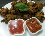 A picture of step 5 of Crispy Palak Aloo Piaz Pakora😋💚💛.