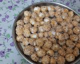 A picture of step 4 of Makhana revdl sesame seeds coated (til).