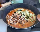 Foto del paso 5 de la receta Estofado de pollo al curry con verduras, patatas y manzana