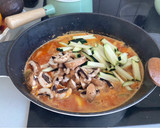 Foto del paso 5 de la receta: Estofado de pollo al curry con verduras, patatas y manzana