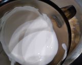 A picture of step 5 of Cream of mushrooms and sausages soup.