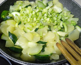 Foto del paso 4 de la receta: Tortilla de patatas y calabacín