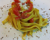 Foto del paso 4 de la receta: Nidos de pasta con cúrcuma, comino, cebolla y pimiento rojo