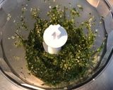 Une image de l'étape 4 de Purée de piments indiens à l'ail fumé, coriandre et citron.