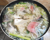 Foto langkah ke 2 dari resep Sup Asam Segar Ikan Gabus.