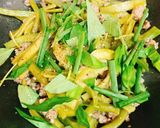 Hình bước làm 4 của món Rau Tiến Vua Xào Thịt Bò Bằm