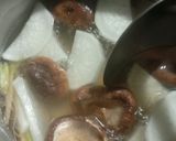 รูปขั้นตอนการทำที่ 4 ของ ต้มจืดเห็ดหอมใส่ฟองเต้าหู้ม้วนทอด (Clear Soup with Shiitake Mushrooms and Fried Bean Curd Roll)