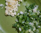 Foto langkah ke 2 dari resep Nasi Telur Ceplok Dengan Scallion Oil.