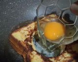 Foto langkah ke 7 dari resep Egg in Hole French Toast.