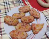 Foto del paso 5 de la receta: Coca de hojaldre de chicharrones y piñones