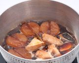 A picture of step 4 of Japanese Yellowtail Simmered with Daikon Radish.
