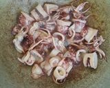 Foto langkah ke 1 dari resep Oseng Cumi Pete Pedas.