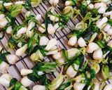 Hình bước làm 2 của món Kiệu cuộn