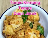 Foto langkah ke 3 dari resep Tumis kentang tempe daun jeruk.