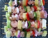 Foto del paso 1 de la receta: Pinchos de camarones y ananá con arroz cremoso de curry y salsa de mango & habanero