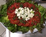Une image de l'étape 9 de Salade de tomates à la laitue rouge, feta et basilic frais sauce balsamique.