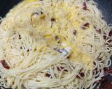 Foto langkah ke 5 dari resep Classic Spaghetti Carbonara.