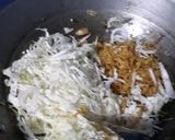 Foto langkah ke 5 dari resep Mie goreng dengan kol dan tomato rasanya nampol segerrr maknyoss.