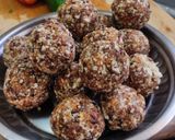 A picture of step 5 of Gond ke laddu.